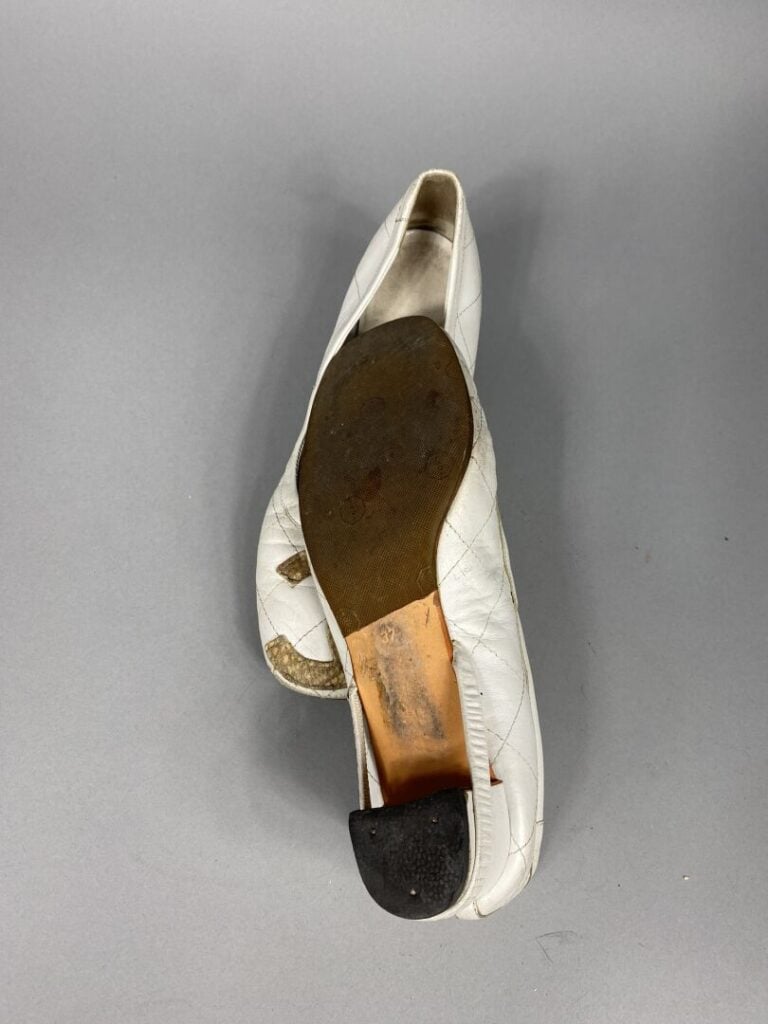 CHANEL - Paire de ballerines à bout arrondi en cuir blanc matelassé orné du sig…