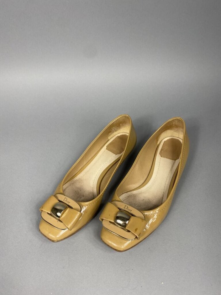 CHANEL - Paire de ballerines à bout arrondi en cuir blanc matelassé orné du sig…