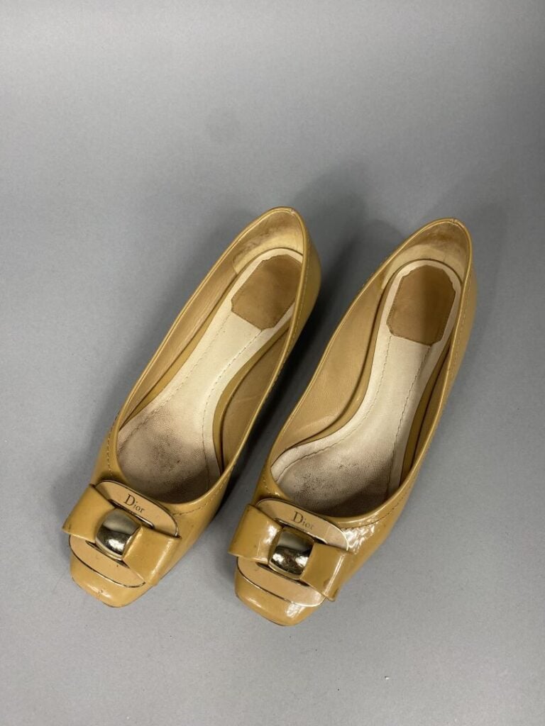 CHANEL - Paire de ballerines à bout arrondi en cuir blanc matelassé orné du sig…