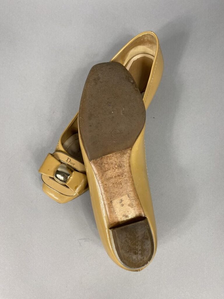 CHANEL - Paire de ballerines à bout arrondi en cuir blanc matelassé orné du sig…