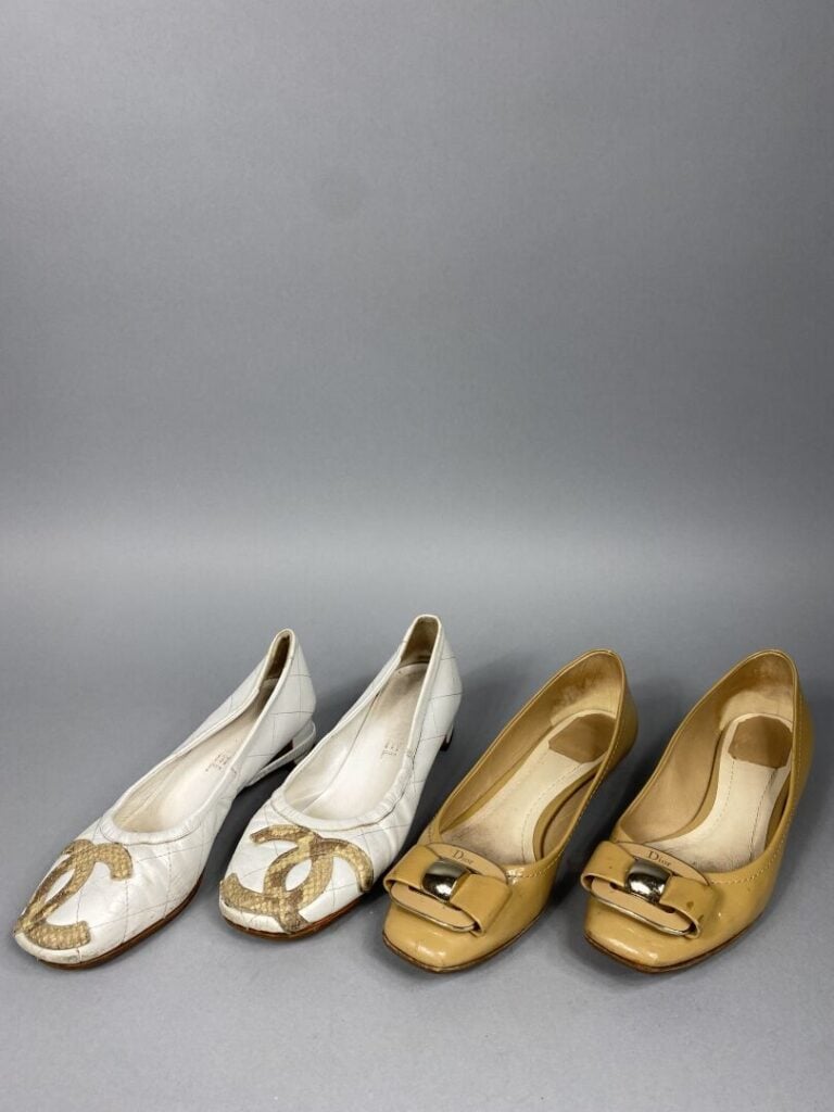 CHANEL - Paire de ballerines à bout arrondi en cuir blanc matelassé orné du sig…