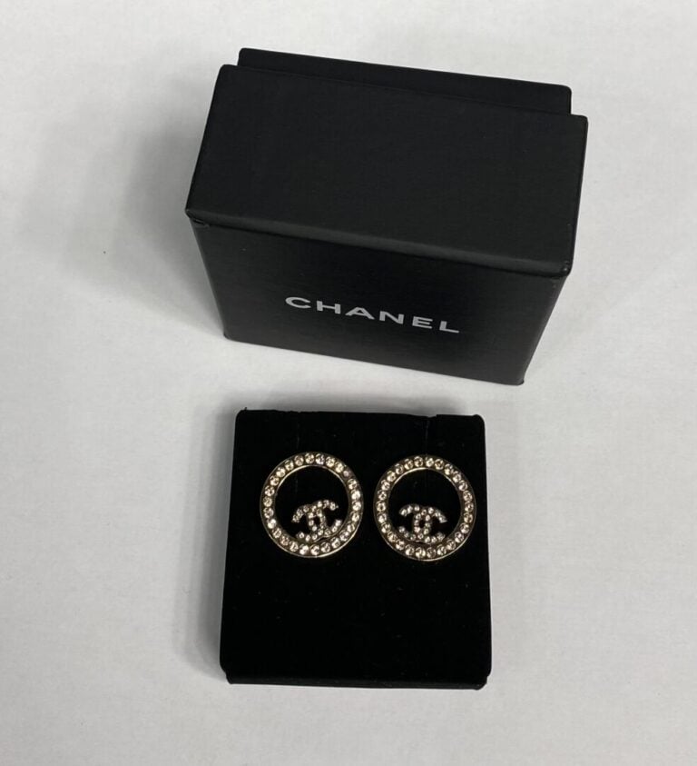 CHANEL - Paire de boucles d'oreille de forme ronde en métal argenté ornées du s…