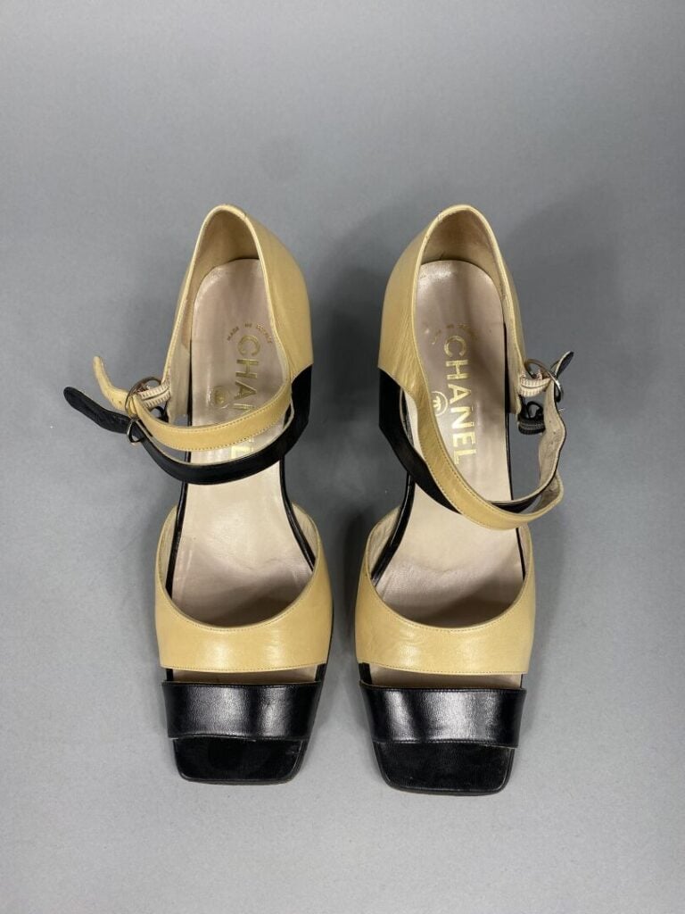 CHANEL - Paire de sandales bicolores en cuir beige et noir à bout ouvert et dou…