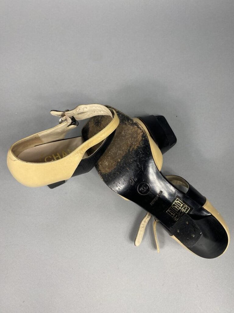 CHANEL - Paire de sandales bicolores en cuir beige et noir à bout ouvert et dou…