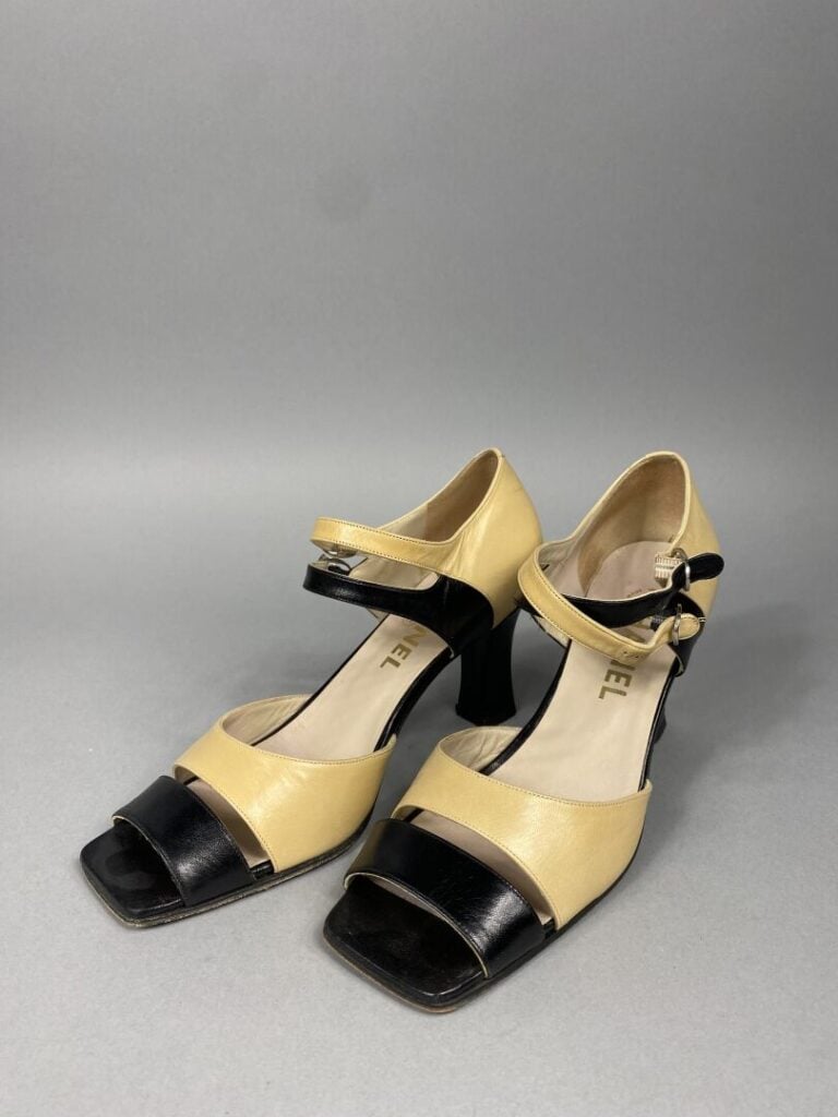 CHANEL - Paire de sandales bicolores en cuir beige et noir à bout ouvert et dou…