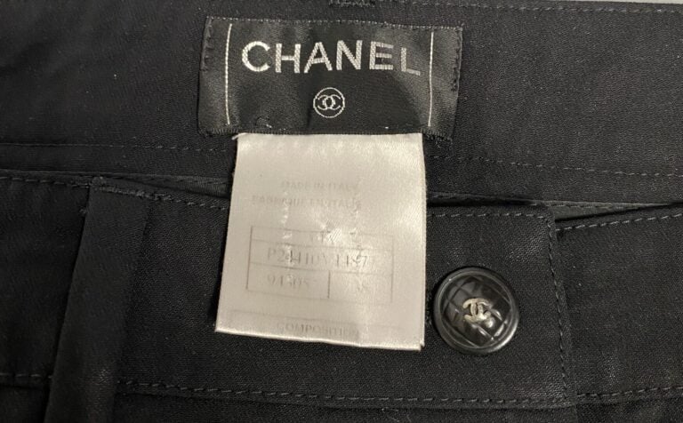 CHANEL - Pantalon à pinces coupe droite en laine et soie noire, poches plaquées…
