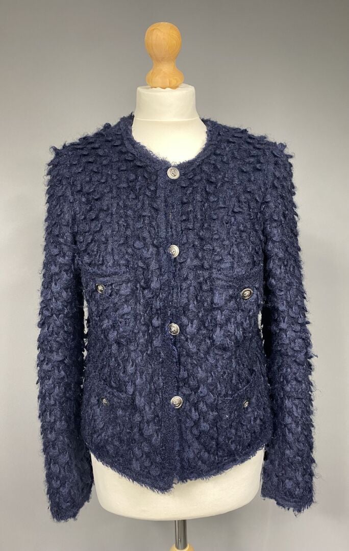 CHANEL - Veste courte à encolure ronde en lainage mohair bouclette marine, ferm…
