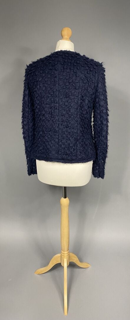 CHANEL - Veste courte à encolure ronde en lainage mohair bouclette marine, ferm…