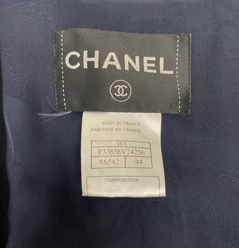 CHANEL - Veste courte à encolure ronde en lainage mohair bouclette marine, ferm…