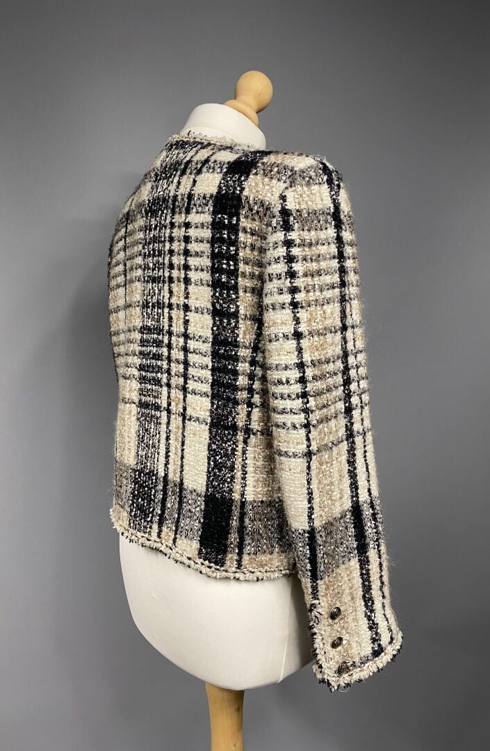 CHANEL - Veste courte sans col en tweed de laine à motifs de carreaux dans les…