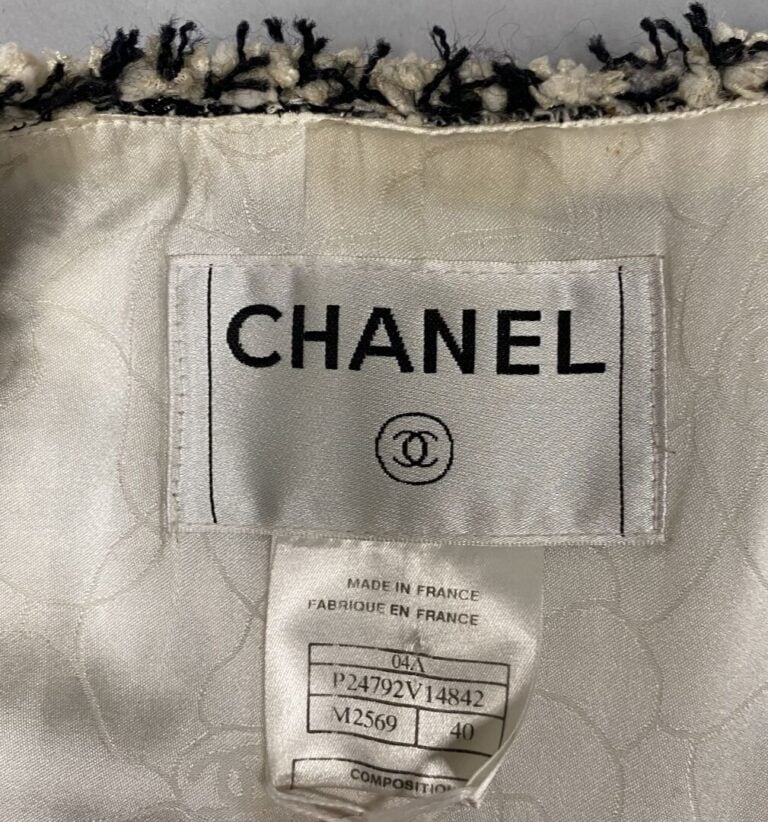 CHANEL - Veste courte sans col en tweed de laine à motifs de carreaux dans les…