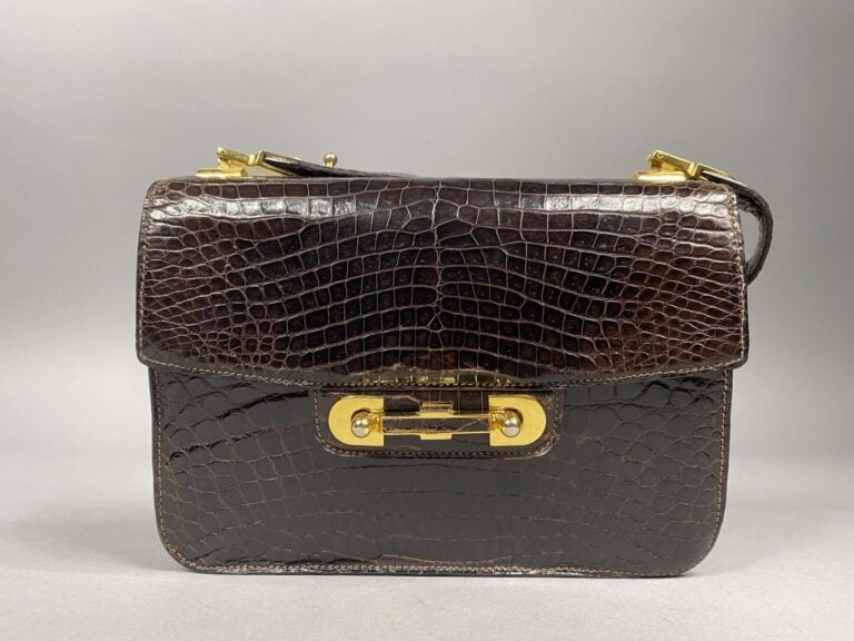 Charles JOURDAN - Sac en crocodile marron vintage, attributs dorés, fermoir piv…