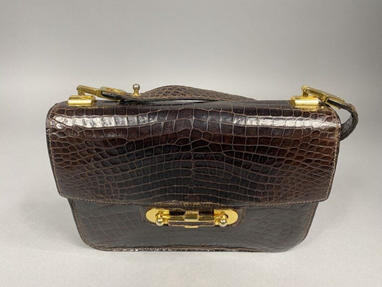 Charles JOURDAN - Sac en crocodile marron vintage, attributs dorés, fermoir piv…