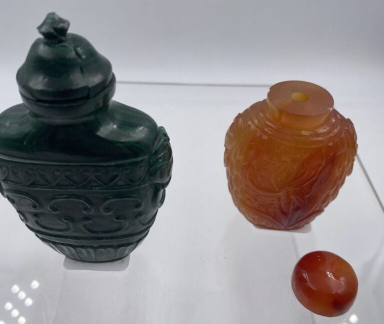 CHINE. Deux tabatières en verre à l'imitation de la cornaline ou de la malachit…