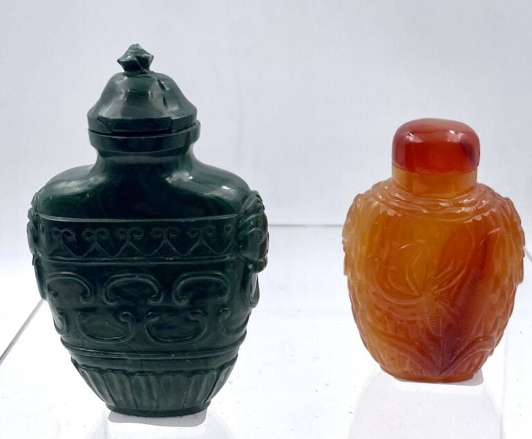 CHINE. Deux tabatières en verre à l'imitation de la cornaline ou de la malachit…