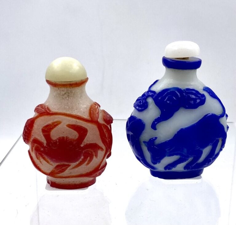 CHINE. Deux tabatières en verre doublé à décor de poisson ou buffle. XXème sièc…