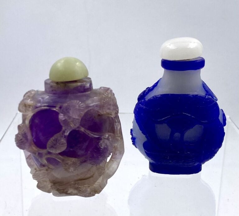 CHINE. Deux tabatières : une en pierre dure mauve, l'autre en verre doublé à mo…