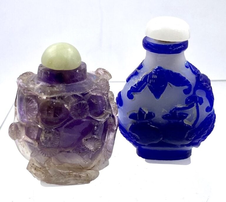 CHINE. Deux tabatières : une en pierre dure mauve, l'autre en verre doublé à mo…