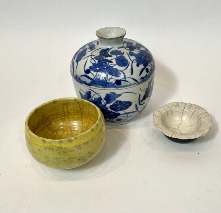 CHINE. Ensemble comprenant un pot couvert blanc/bleu, une coupe en céramique ém…