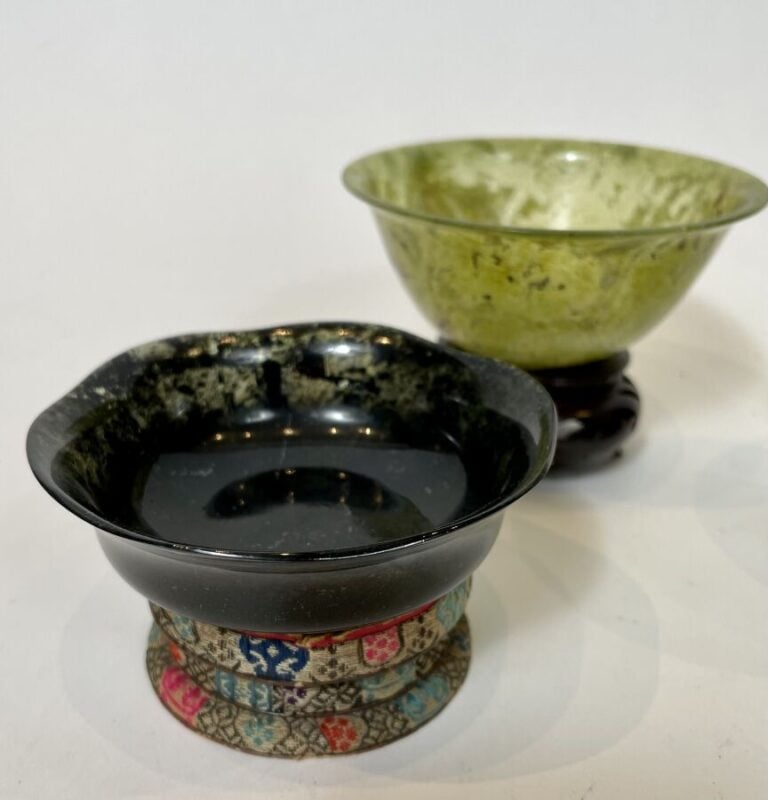 CHINE. Ensemble de bibelots asiatiques comprenant : coupes, pierres dures - Hau…