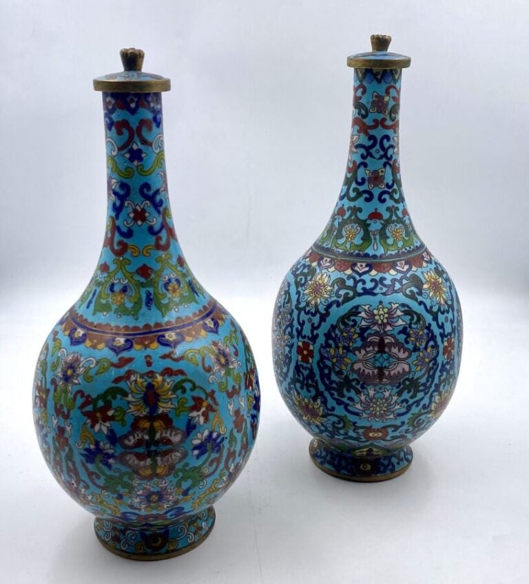 CHINE. Paire de vases bouteille en cloisonné à décor floral sur fond turquoise.…