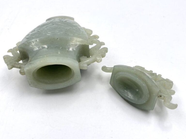 CHINE. Petit vase couvert en jade. Hauteur : 14 cm