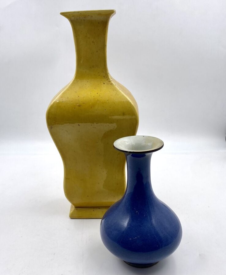 CHINE. Vase balustre en céramique émaillée jaune (acccident) et petit vase émai…