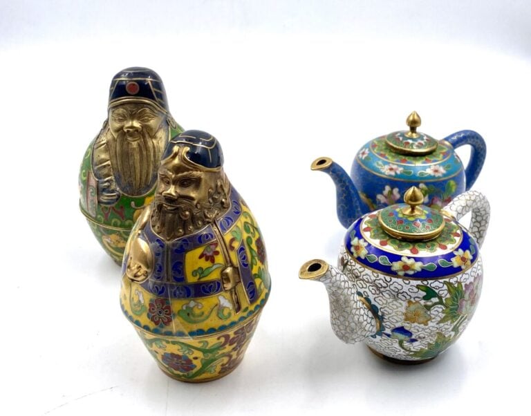 CHINE.Deux boîtes anthropomorphes en cloisonné et deux théières. XXème siècle -…