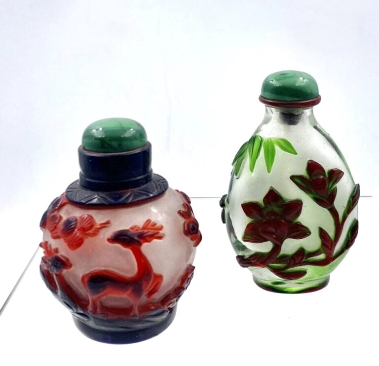 CHINE.Deux tabatières en verre doublé à décor de cerf ou fleurs. XXème siècle…
