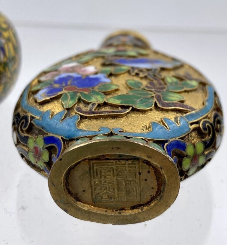 CHINE.Trois tabatières en cloisonné. XXème siècle - H : 7 et 8 cm