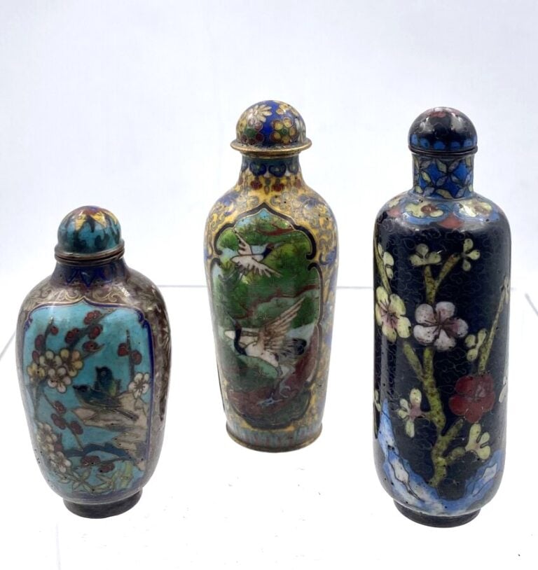 CHINE.Trois tabatières en cloisonné. XXème siècle - H : 7 et 8 cm