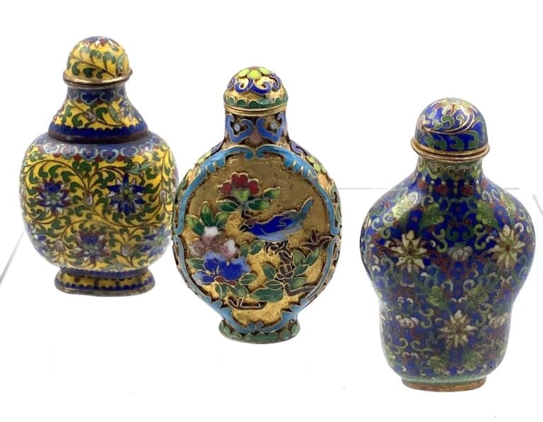 CHINE.Trois tabatières en cloisonné. XXème siècle - H : 7 et 8 cm