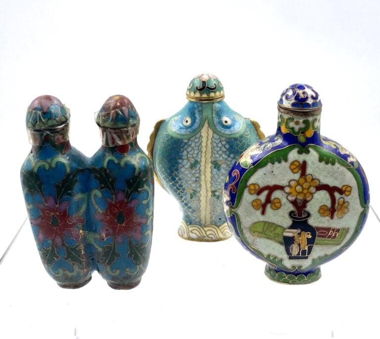 CHINE.TROIS tabatières en cloisonné. XXème siècle - H :8,7 et 8.5 cm