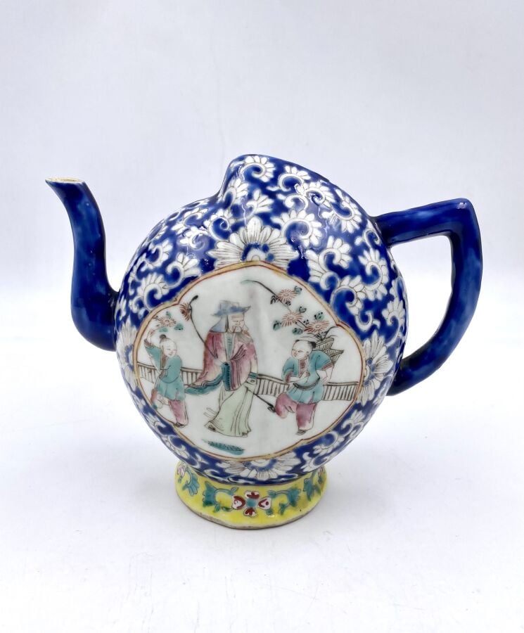 CHINE.Verseuse Cadogan en porcelaine émaillée sur fond blanc à décor en réserve…