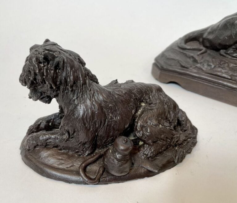 CHOISY LE ROI, HB & Cie. Panthère et chien en terre cuite patinée - 10 x 22 x 1…