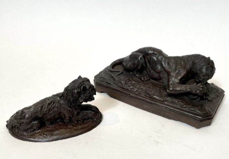 CHOISY LE ROI, HB & Cie. Panthère et chien en terre cuite patinée - 10 x 22 x 1…