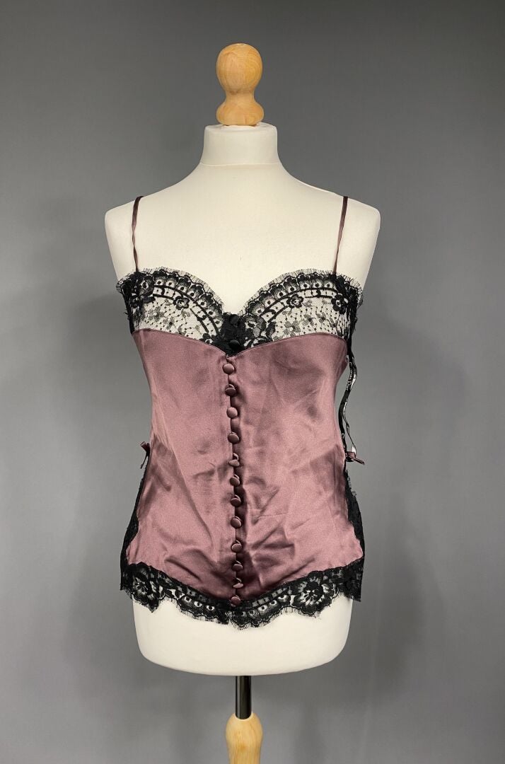 Christian DIOR Boutique - Caraco à fines bretelles en soie violine bordée de de…