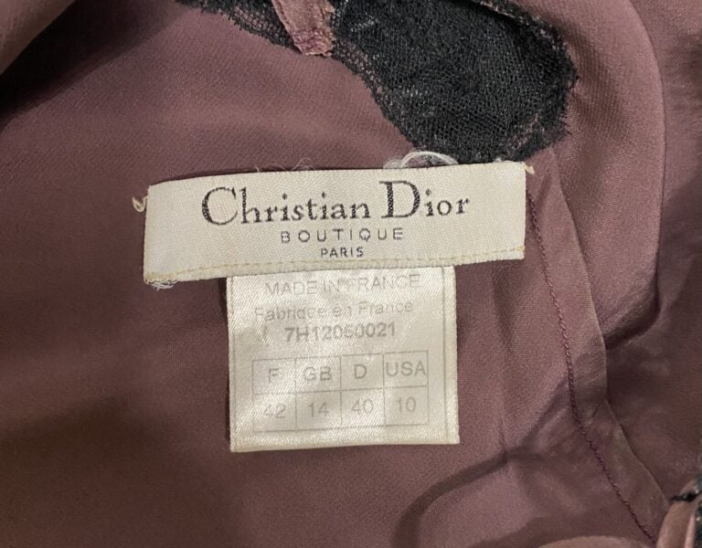 Christian DIOR Boutique - Caraco à fines bretelles en soie violine bordée de de…