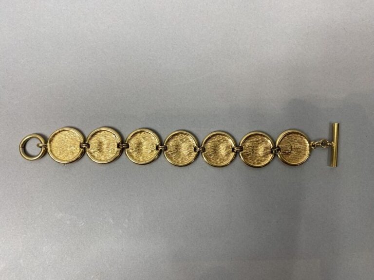 Christian DIOR - Bracelet en métal doré figurant des médaillons aux initiales d…