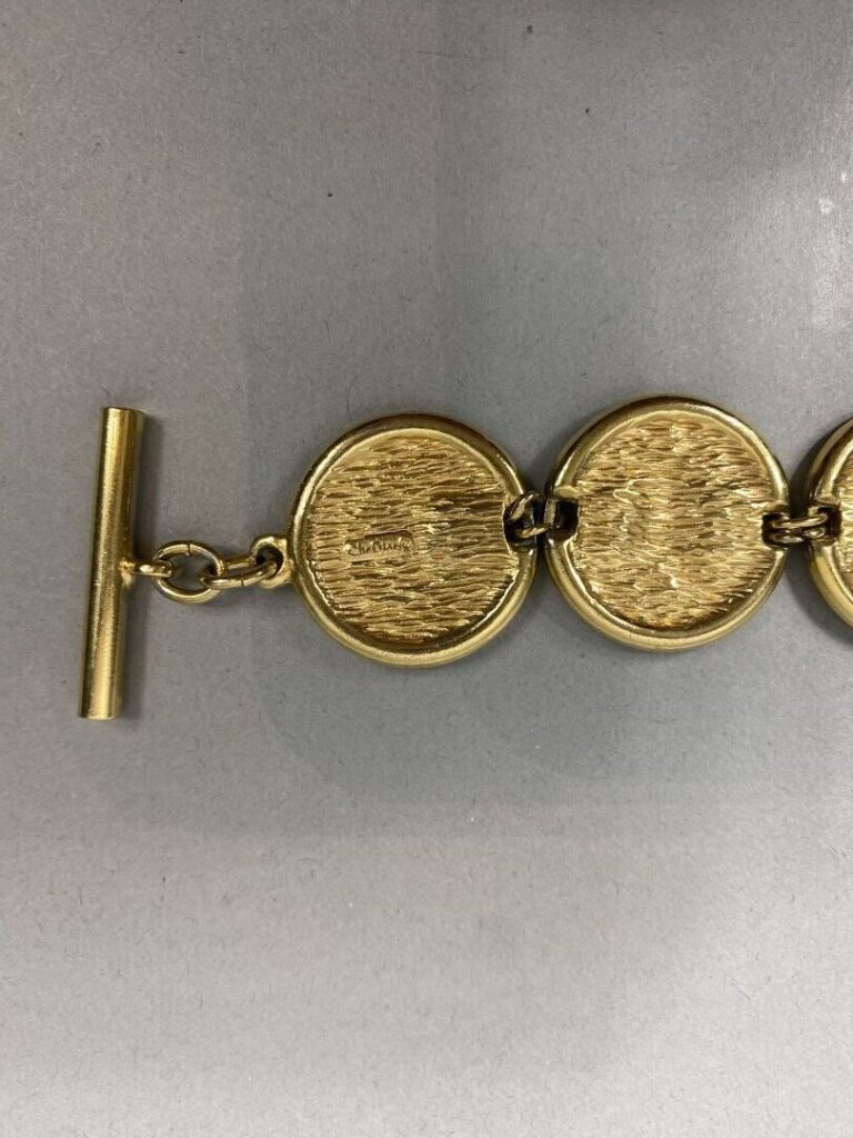 Christian DIOR - Bracelet en métal doré figurant des médaillons aux initiales d…