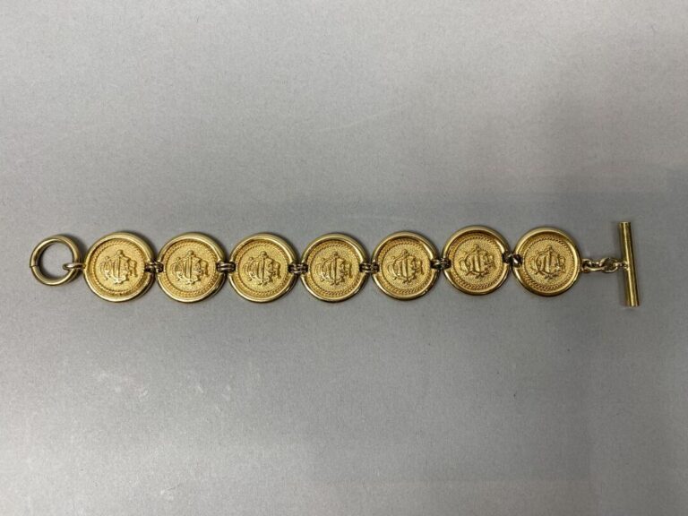 Christian DIOR - Bracelet en métal doré figurant des médaillons aux initiales d…