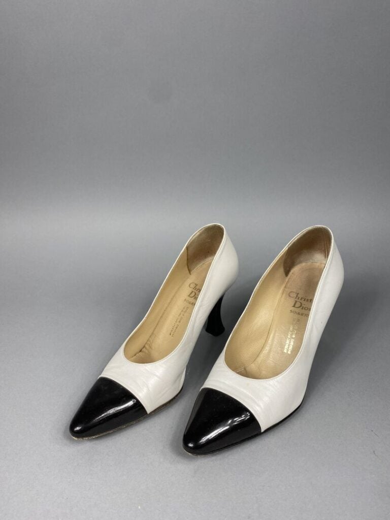 Christian DIOR - Deux paires d'escarpins, l'une en cuir blanc à bout noir verni…