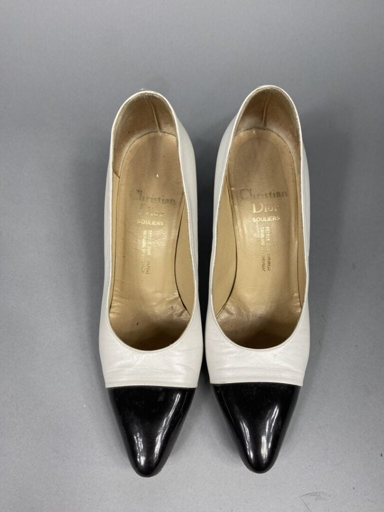Christian DIOR - Deux paires d'escarpins, l'une en cuir blanc à bout noir verni…