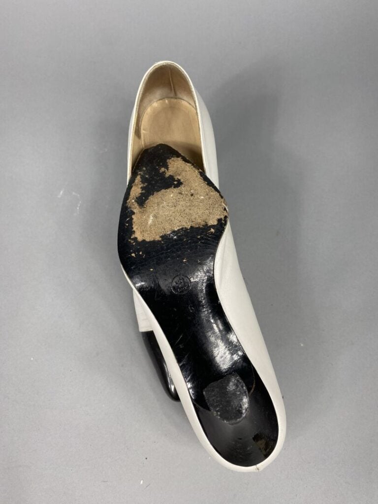 Christian DIOR - Deux paires d'escarpins, l'une en cuir blanc à bout noir verni…