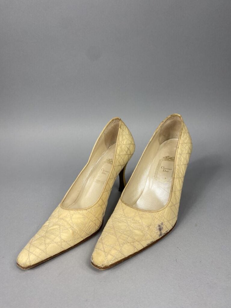 Christian DIOR - Deux paires d'escarpins, l'une en cuir blanc à bout noir verni…