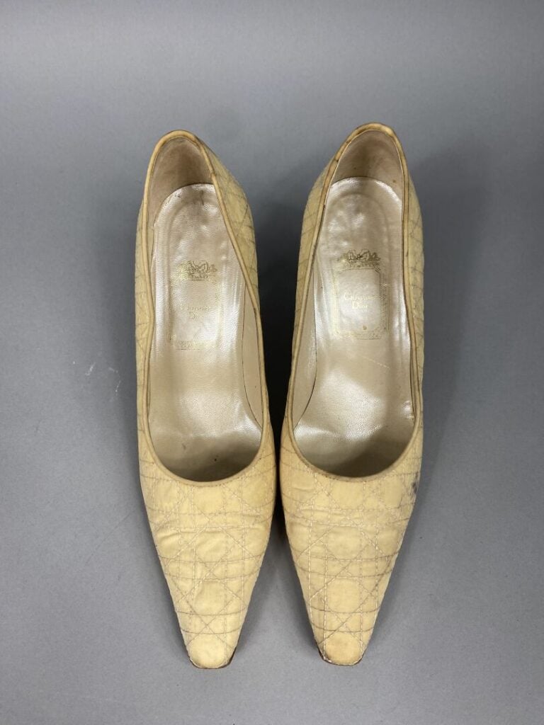 Christian DIOR - Deux paires d'escarpins, l'une en cuir blanc à bout noir verni…