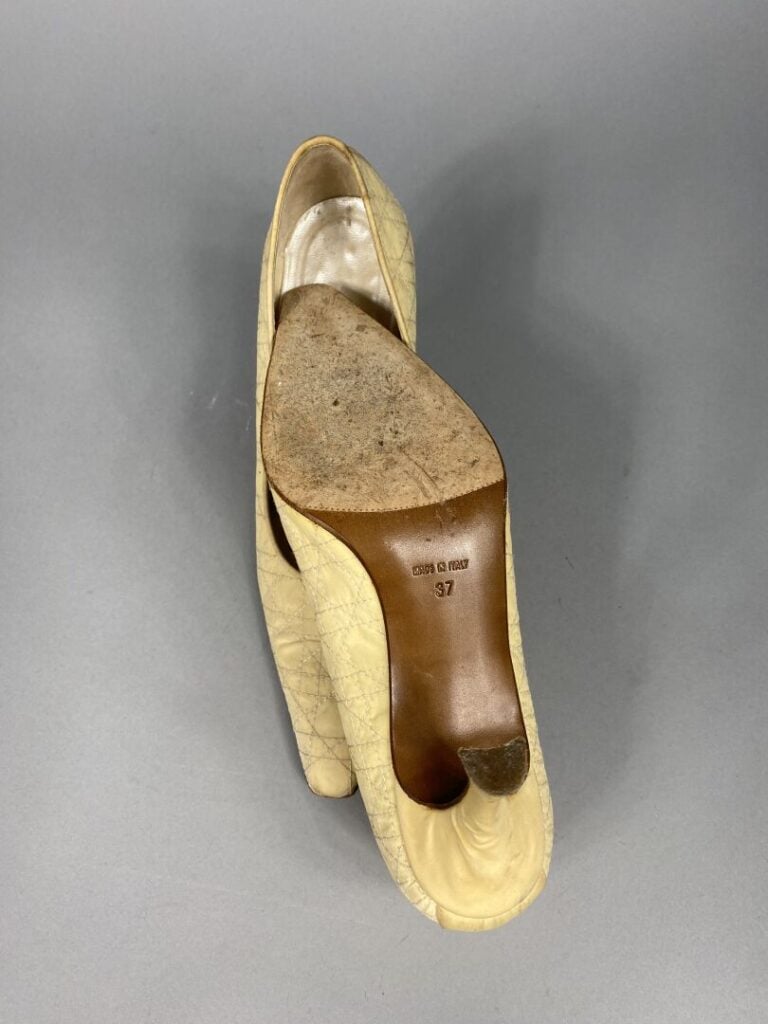 Christian DIOR - Deux paires d'escarpins, l'une en cuir blanc à bout noir verni…