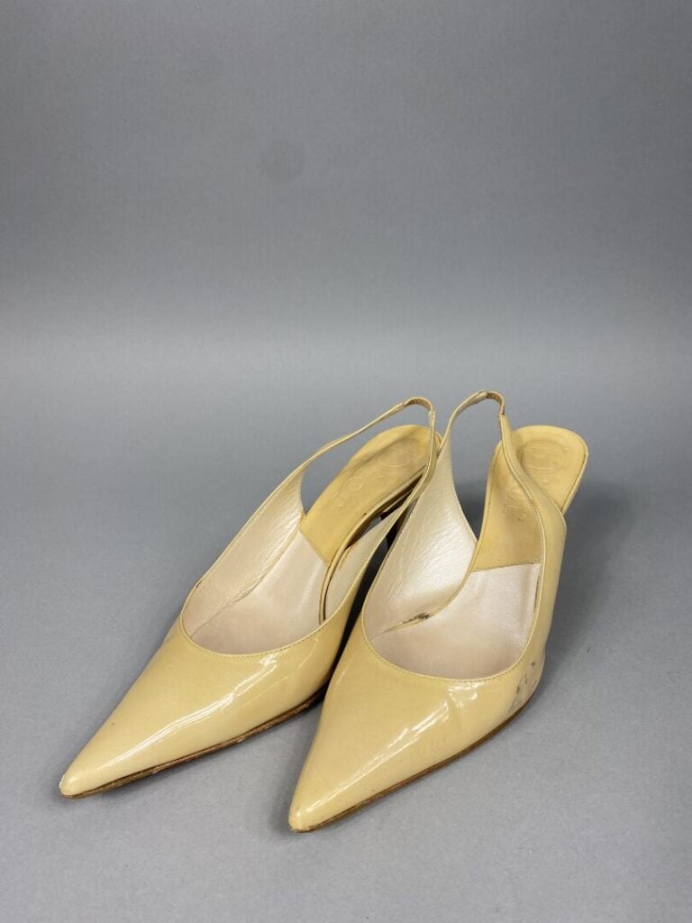 Christian DIOR - Deux paires d'escarpins, l'une en cuir verni beige à bout poin…
