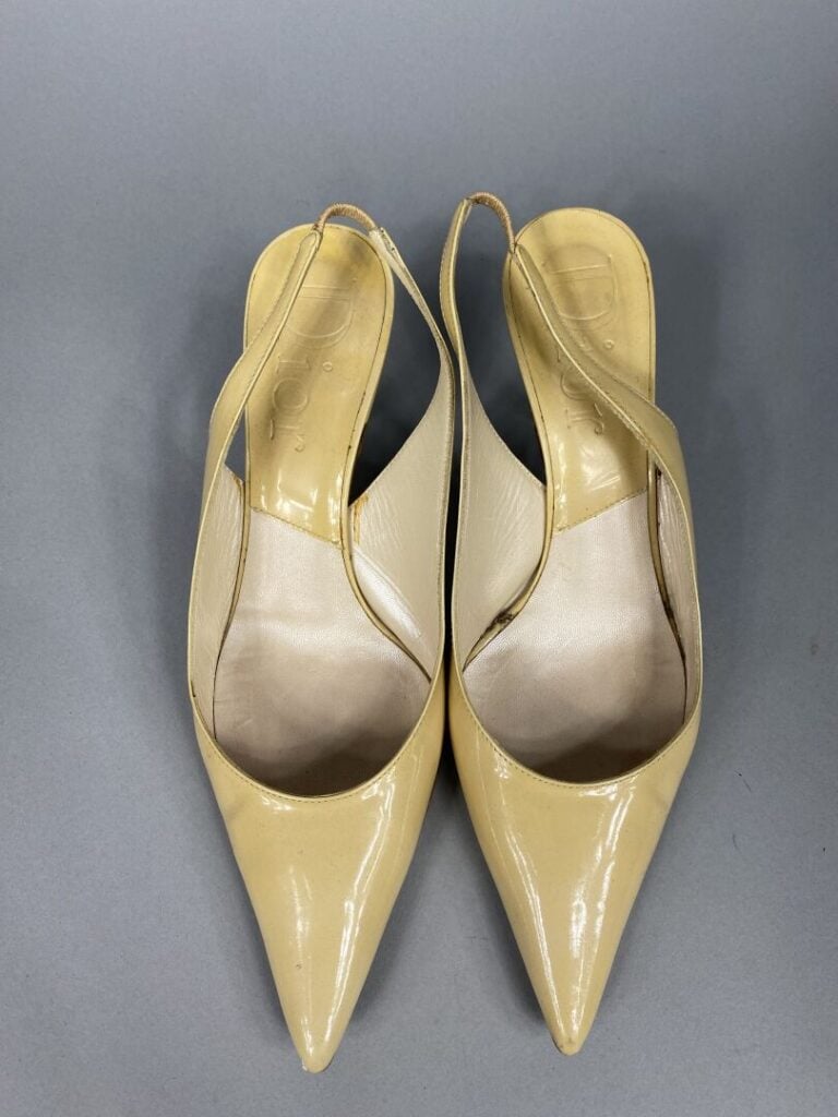 Christian DIOR - Deux paires d'escarpins, l'une en cuir verni beige à bout poin…