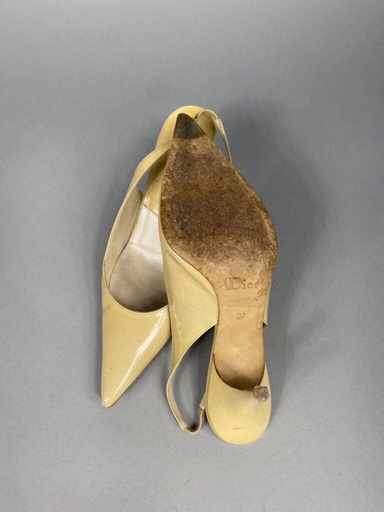 Christian DIOR - Deux paires d'escarpins, l'une en cuir verni beige à bout poin…
